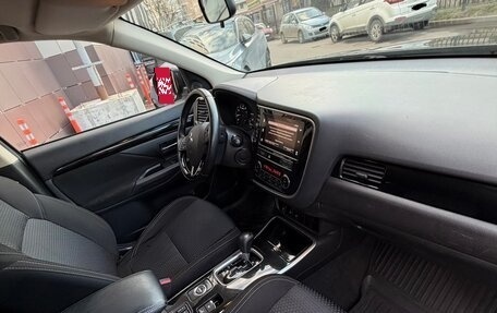 Mitsubishi Outlander III рестайлинг 3, 2019 год, 2 100 000 рублей, 15 фотография