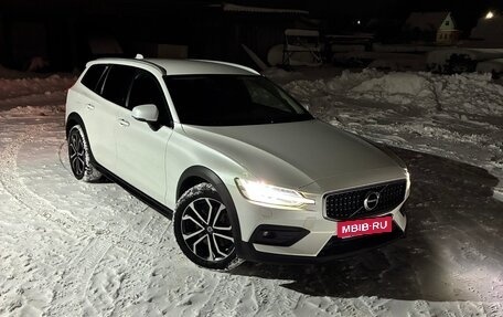 Volvo V60 Cross Country II, 2021 год, 2 750 000 рублей, 3 фотография