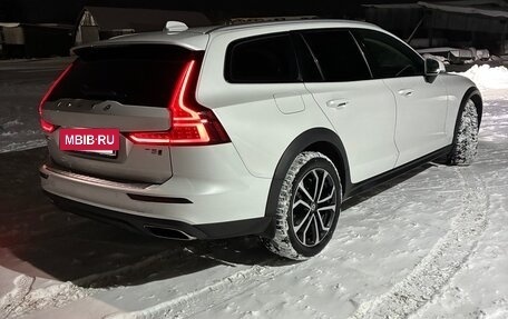 Volvo V60 Cross Country II, 2021 год, 2 750 000 рублей, 2 фотография