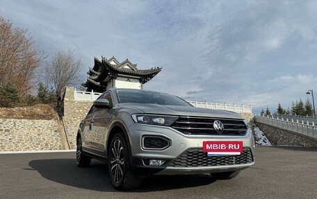 Volkswagen T-Roc I, 2023 год, 1 670 000 рублей, 2 фотография