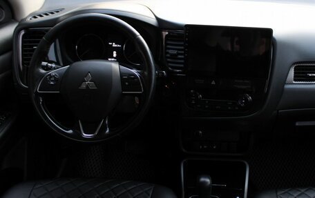 Mitsubishi Outlander III рестайлинг 3, 2018 год, 2 029 000 рублей, 14 фотография