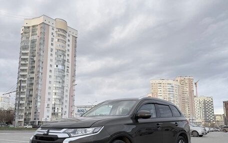 Mitsubishi Outlander III рестайлинг 3, 2018 год, 1 890 000 рублей, 1 фотография
