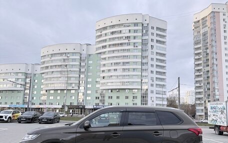 Mitsubishi Outlander III рестайлинг 3, 2018 год, 1 890 000 рублей, 4 фотография