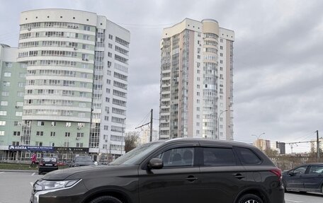 Mitsubishi Outlander III рестайлинг 3, 2018 год, 1 890 000 рублей, 3 фотография