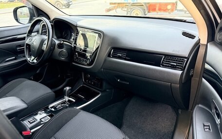 Mitsubishi Outlander III рестайлинг 3, 2018 год, 1 890 000 рублей, 13 фотография