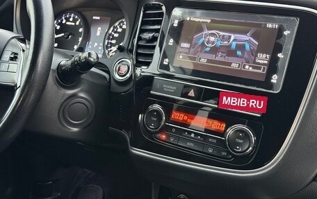 Mitsubishi Outlander III рестайлинг 3, 2018 год, 1 890 000 рублей, 14 фотография