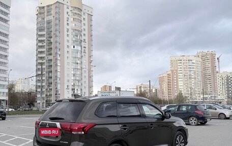 Mitsubishi Outlander III рестайлинг 3, 2018 год, 1 890 000 рублей, 7 фотография