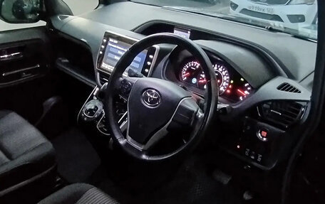 Toyota Voxy III, 2019 год, 2 450 000 рублей, 10 фотография