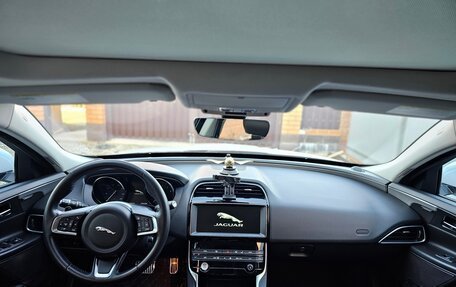 Jaguar XE I рестайлинг, 2019 год, 2 700 000 рублей, 19 фотография