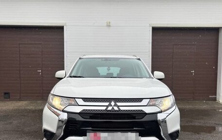 Mitsubishi Outlander III рестайлинг 3, 2022 год, 2 180 000 рублей, 2 фотография