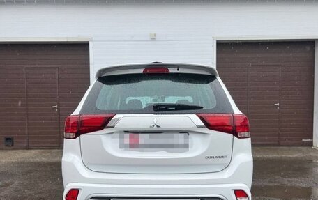 Mitsubishi Outlander III рестайлинг 3, 2022 год, 2 180 000 рублей, 6 фотография