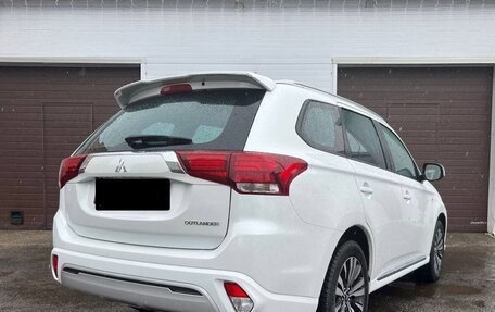 Mitsubishi Outlander III рестайлинг 3, 2022 год, 2 180 000 рублей, 5 фотография