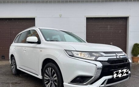 Mitsubishi Outlander III рестайлинг 3, 2022 год, 2 180 000 рублей, 3 фотография