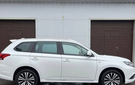 Mitsubishi Outlander III рестайлинг 3, 2022 год, 2 180 000 рублей, 9 фотография