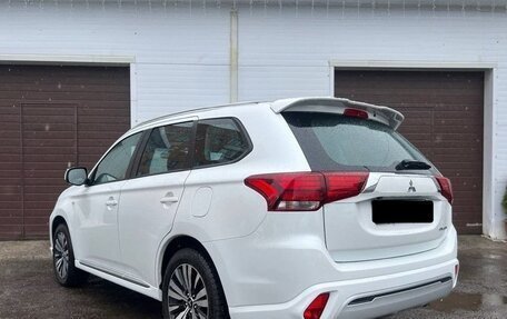 Mitsubishi Outlander III рестайлинг 3, 2022 год, 2 180 000 рублей, 7 фотография