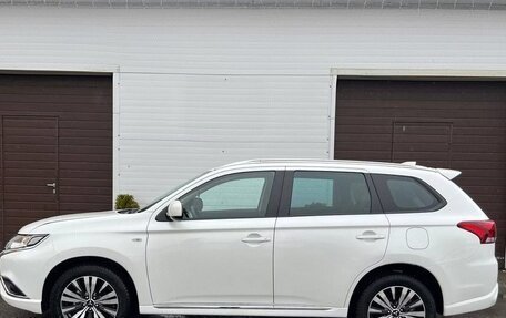 Mitsubishi Outlander III рестайлинг 3, 2022 год, 2 180 000 рублей, 8 фотография