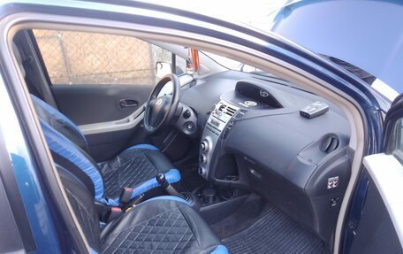 Toyota Yaris III рестайлинг, 2008 год, 650 000 рублей, 3 фотография