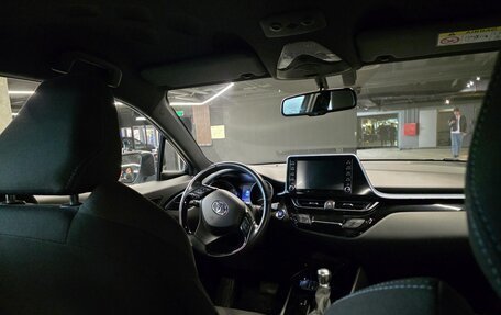 Toyota C-HR I рестайлинг, 2020 год, 2 300 000 рублей, 9 фотография