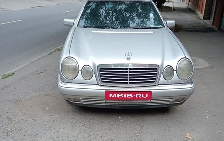 Mercedes-Benz E-Класс, 1996 год, 520 000 рублей, 1 фотография