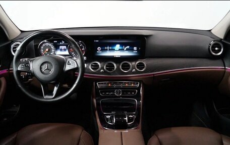 Mercedes-Benz E-Класс, 2018 год, 3 150 000 рублей, 5 фотография