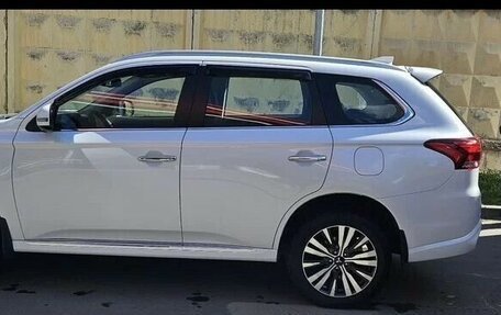 Mitsubishi Outlander III рестайлинг 3, 2022 год, 3 100 000 рублей, 1 фотография