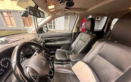 Mitsubishi Outlander III рестайлинг 3, 2015 год, 2 350 000 рублей, 7 фотография