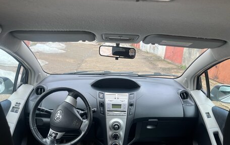 Toyota Yaris III рестайлинг, 2007 год, 330 000 рублей, 3 фотография