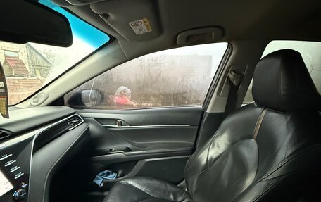 Toyota Camry, 2018 год, 2 600 000 рублей, 3 фотография