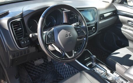 Mitsubishi Outlander III рестайлинг 3, 2019 год, 2 200 000 рублей, 13 фотография