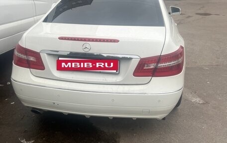 Mercedes-Benz E-Класс, 2011 год, 900 000 рублей, 4 фотография