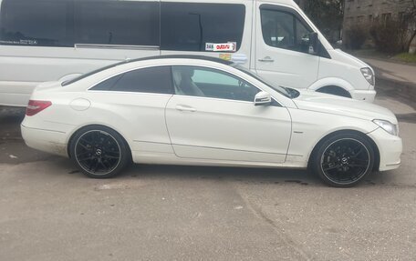 Mercedes-Benz E-Класс, 2011 год, 900 000 рублей, 6 фотография