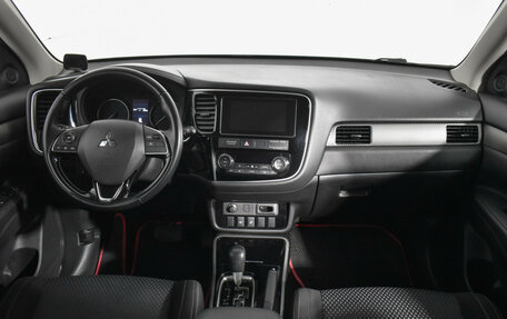 Mitsubishi Outlander III рестайлинг 3, 2018 год, 2 450 000 рублей, 13 фотография