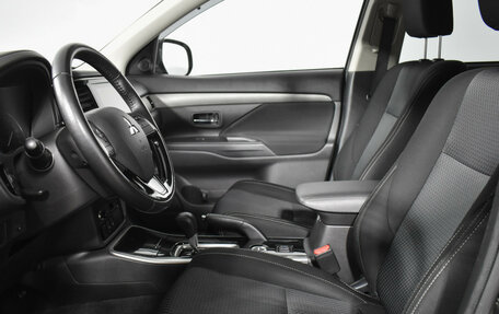 Mitsubishi Outlander III рестайлинг 3, 2018 год, 2 450 000 рублей, 10 фотография