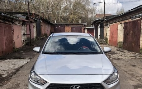 Hyundai Solaris II рестайлинг, 2019 год, 1 000 000 рублей, 1 фотография