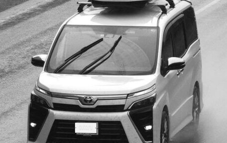 Toyota Voxy III, 2018 год, 2 480 000 рублей, 6 фотография