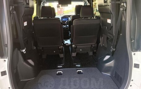 Toyota Voxy III, 2018 год, 2 480 000 рублей, 3 фотография