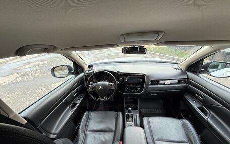 Mitsubishi Outlander III рестайлинг 3, 2015 год, 1 650 000 рублей, 8 фотография