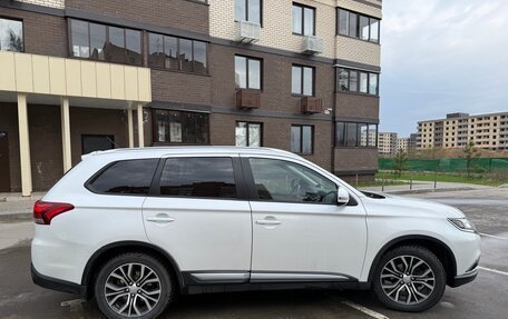 Mitsubishi Outlander III рестайлинг 3, 2015 год, 1 650 000 рублей, 7 фотография