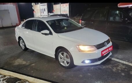 Volkswagen Jetta VI, 2013 год, 600 000 рублей, 3 фотография