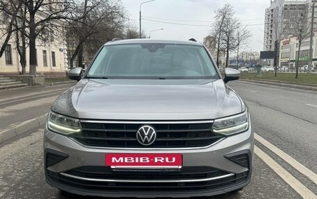 Volkswagen Tiguan II, 2021 год, 2 880 000 рублей, 2 фотография