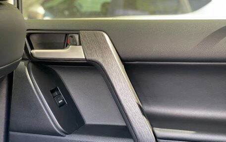 Toyota Land Cruiser Prado 150 рестайлинг 2, 2018 год, 7 200 000 рублей, 32 фотография