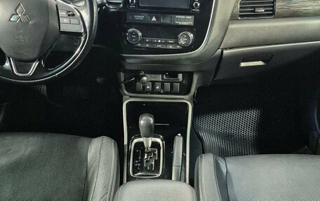 Mitsubishi Outlander III рестайлинг 3, 2017 год, 1 998 000 рублей, 13 фотография