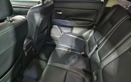 Mitsubishi Outlander III рестайлинг 3, 2017 год, 1 998 000 рублей, 15 фотография