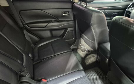 Mitsubishi Outlander III рестайлинг 3, 2017 год, 1 998 000 рублей, 16 фотография