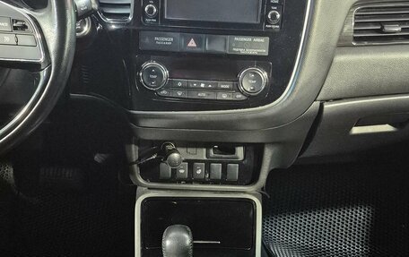 Mitsubishi Outlander III рестайлинг 3, 2017 год, 1 998 000 рублей, 12 фотография