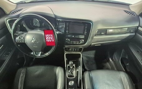 Mitsubishi Outlander III рестайлинг 3, 2017 год, 1 998 000 рублей, 10 фотография