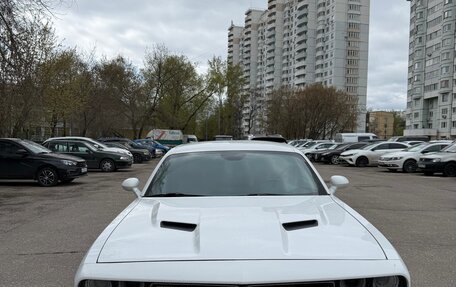 Dodge Challenger III рестайлинг 2, 2017 год, 3 650 000 рублей, 2 фотография