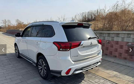 Mitsubishi Outlander III рестайлинг 3, 2021 год, 1 765 000 рублей, 7 фотография