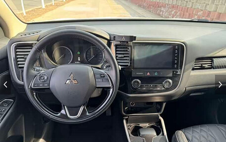 Mitsubishi Outlander III рестайлинг 3, 2021 год, 1 765 000 рублей, 5 фотография