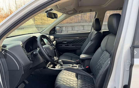 Mitsubishi Outlander III рестайлинг 3, 2021 год, 1 765 000 рублей, 4 фотография